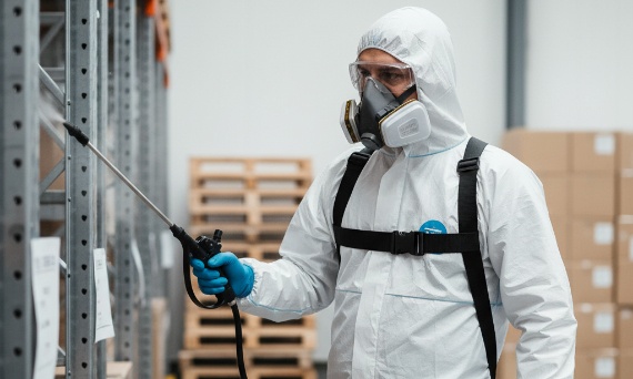 Kombinezony Ochronne: Kompleksowa Ochrona w Ekstremalnych Warunkach – Rodzaje, Normy i Zastosowania