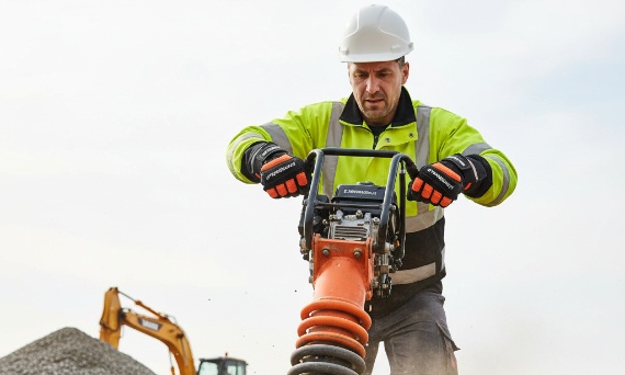 Rękawice Antywibracyjne: Niezbędna Ochrona Przed Drganiami – Normy, Zagrożenia i Zapobieganie Zespołowi Wibracyjnemu